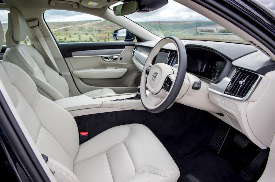 Интерьер Volvo V90 D4 Momentum 2016 года  (UK) (фото 3 из 21)
